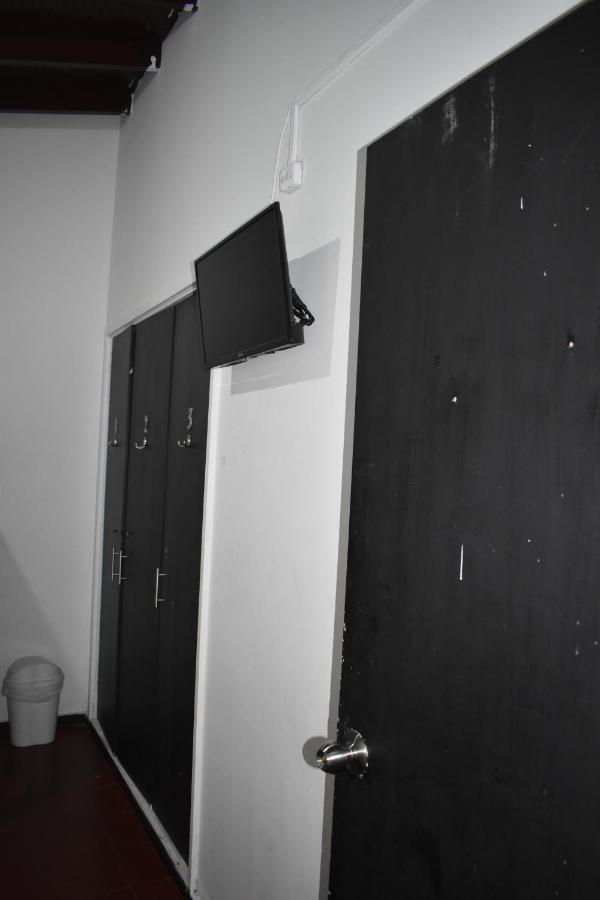 Esmed Hostel Medellín Buitenkant foto
